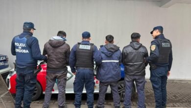 Imagen de un policía deteniendo a un sospechoso en Córdoba
