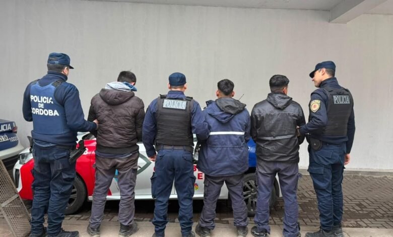 Imagen de un policía deteniendo a un sospechoso en Córdoba