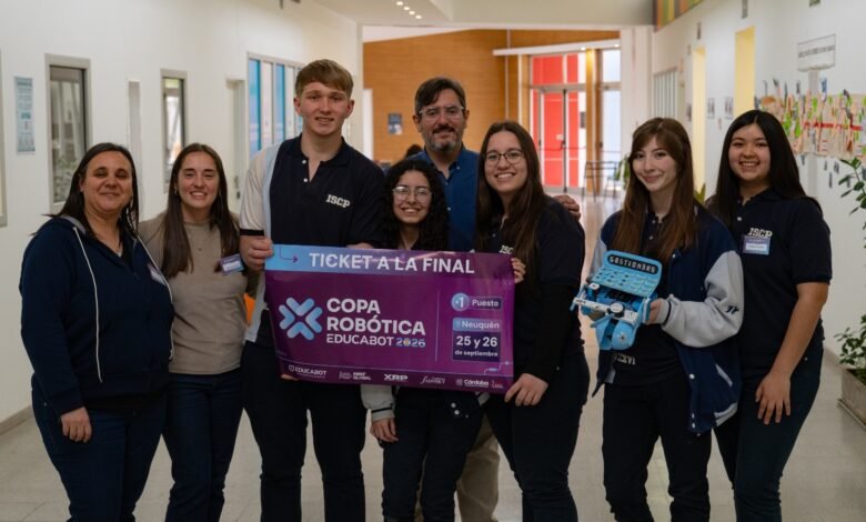 Estudiantes cordobeses celebran su clasificación a la final nacional de la Copa Robótica Educabot 2026