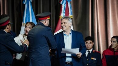Gobernador Martín Llaryora entrega fondos a bomberos voluntarios en el Centro Cívico del Bicentenario.