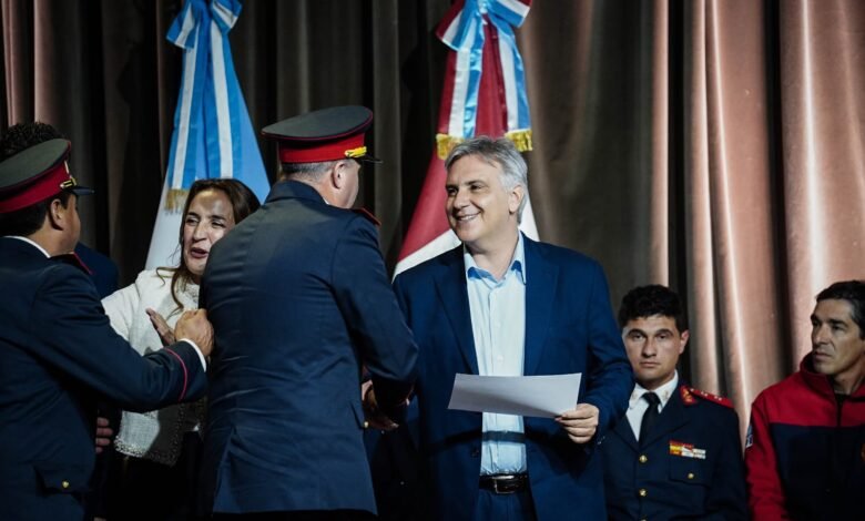 Gobernador Martín Llaryora entrega fondos a bomberos voluntarios en el Centro Cívico del Bicentenario.