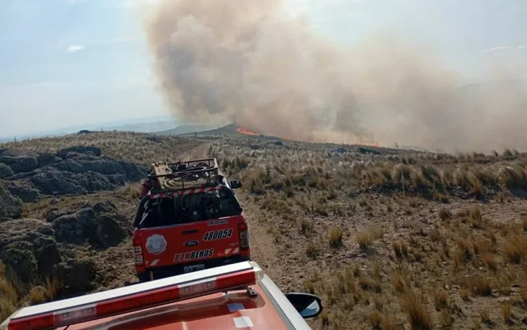 Incendio forestal en Villa de Soto con aviones hidrantes