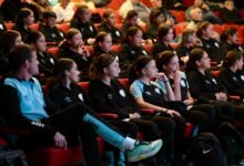 Entrega de la distinción a las jugadoras de Belgrano durante el Día Nacional de las Futbolistas