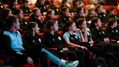 Entrega de la distinción a las jugadoras de Belgrano durante el Día Nacional de las Futbolistas