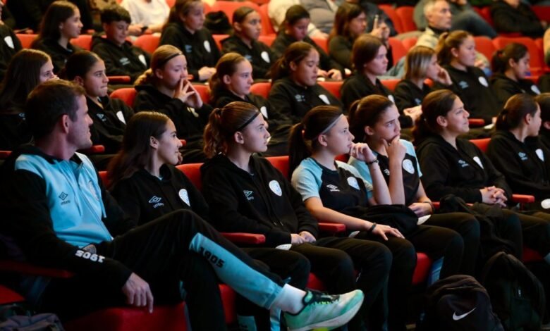 Entrega de la distinción a las jugadoras de Belgrano durante el Día Nacional de las Futbolistas