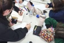 Estudiantes de diseño gráfico trabajando en la identidad visual de una biblioteca pedagógica en Córdoba