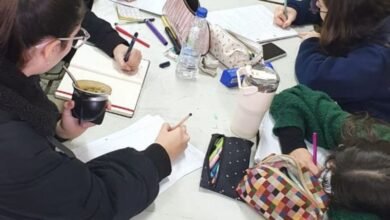 Estudiantes de diseño gráfico trabajando en la identidad visual de una biblioteca pedagógica en Córdoba