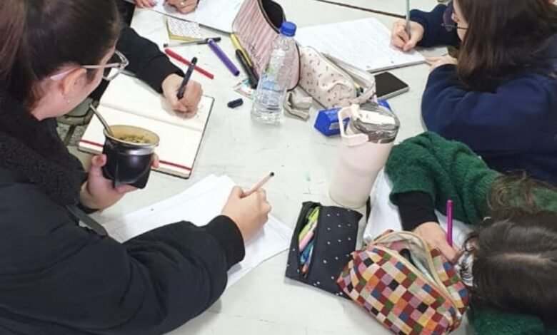 Estudiantes de diseño gráfico trabajando en la identidad visual de una biblioteca pedagógica en Córdoba
