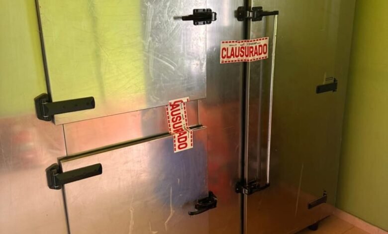 Agentes del Ministerio de Bioagroindustria sellan una cámara frigorífica sin habilitación en Chancaní, Pocho