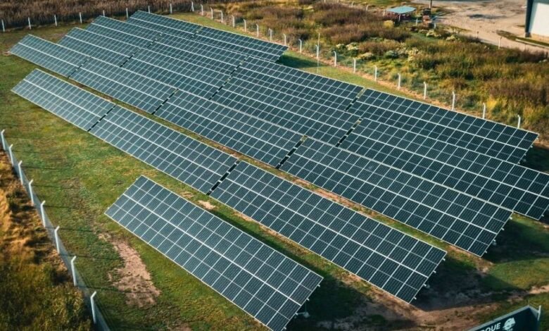 Paneles solares del Parque Solar Comunitario de Oncativo iluminando el campo cordobés