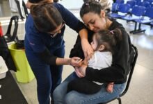 Equipo de salud aplicando vacunas en la Maternidad Provincial de Córdoba