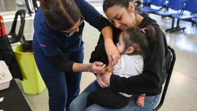 Equipo de salud aplicando vacunas en la Maternidad Provincial de Córdoba