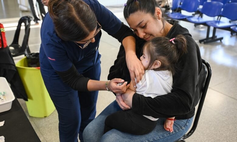 Equipo de salud aplicando vacunas en la Maternidad Provincial de Córdoba