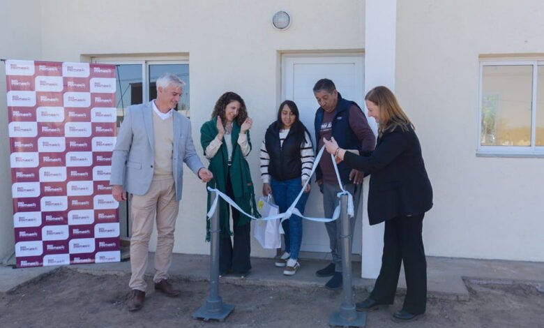 Familias recibiendo llaves de su vivienda semilla en Río Primero