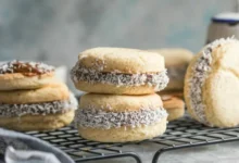 Imagen de un alfajor argentino clásico con dulce de leche y cobertura de chocolate