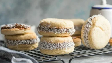Imagen de un alfajor argentino clásico con dulce de leche y cobertura de chocolate