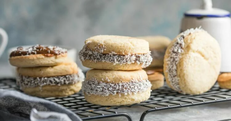 Imagen de un alfajor argentino clásico con dulce de leche y cobertura de chocolate