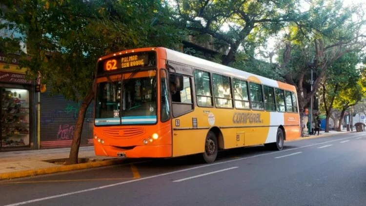 Imagen de un colectivo vacío en la calle