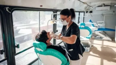 Persona realizando un autoexamen bucal frente al espejo