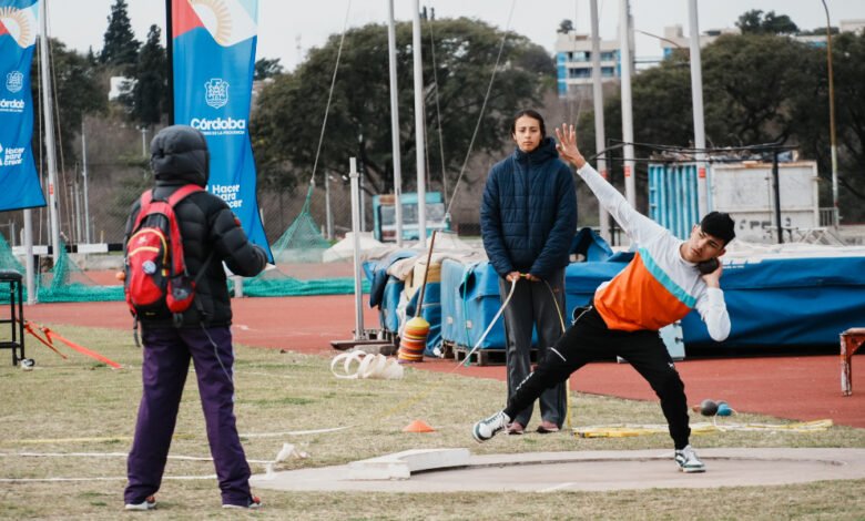 Imagen de personas participando en actividades deportivas en Villa Allende y el Polo Deportivo Kempes