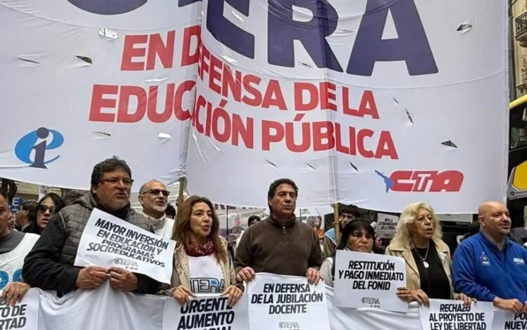 Docentes marchando en Córdoba
