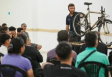 Persona reparando una bicicleta en un taller