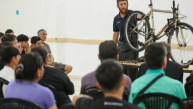 Persona reparando una bicicleta en un taller