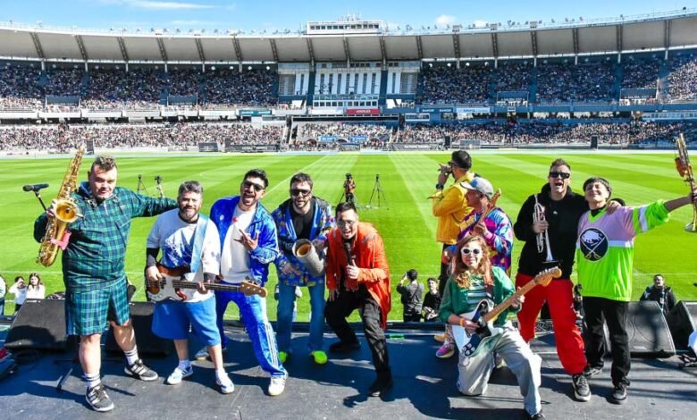 Familias celebrando el Día de las Infancias en el Estadio Mario Alberto Kempes