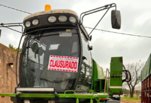 Imagen de un técnico del Ministerio de Bioagroindustria realizando una inspección en un establecimiento agropecuario