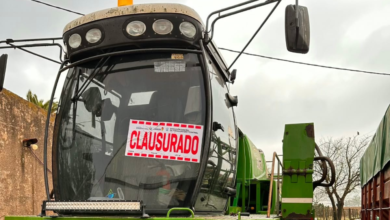 Imagen de un técnico del Ministerio de Bioagroindustria realizando una inspección en un establecimiento agropecuario