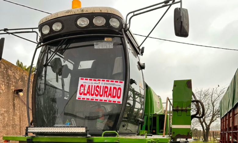 Imagen de un técnico del Ministerio de Bioagroindustria realizando una inspección en un establecimiento agropecuario