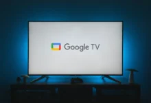Imagen de un televisor con el logotipo de Google TV