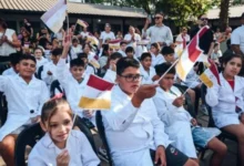 Familia cordobesa entregando documentación para la pre‑matriculación en jardines municipales
