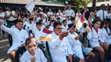 Familia cordobesa entregando documentación para la pre‑matriculación en jardines municipales