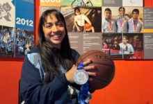 Mariana Pérez en acción durante un partido de básquet sobre silla de ruedas