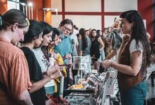 Imagen de la Feria del Centro, con diseñadores y editores mostrando sus productos