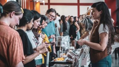 Imagen de la Feria del Centro, con diseñadores y editores mostrando sus productos