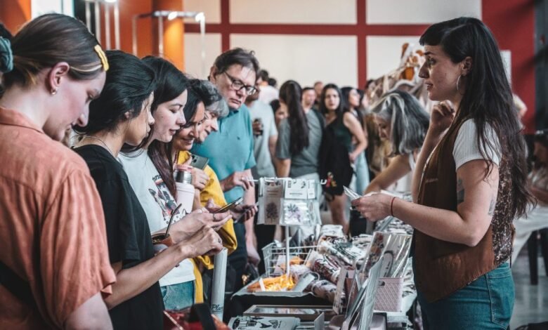 Imagen de la Feria del Centro, con diseñadores y editores mostrando sus productos