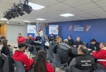Imagen de un estadio de fútbol con personal de seguridad