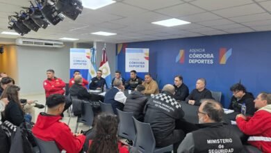 Imagen de un estadio de fútbol con personal de seguridad