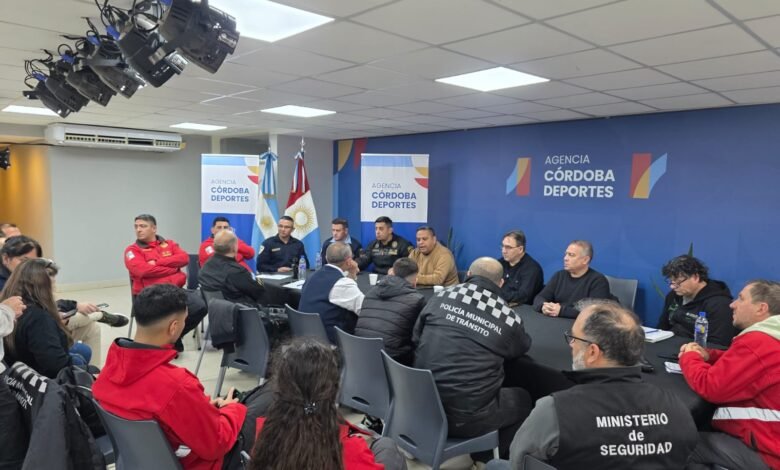 Imagen de un estadio de fútbol con personal de seguridad