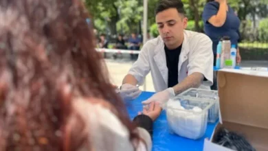 Profesionales de la salud realizando testeo de VIH y sífilis en un centro comunitario