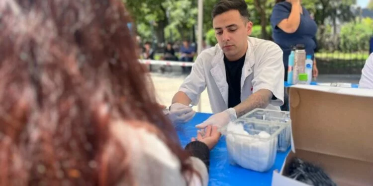 Profesionales de la salud realizando testeo de VIH y sífilis en un centro comunitario