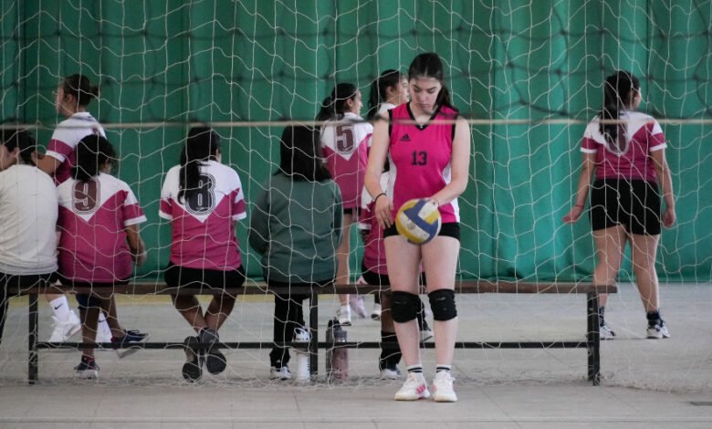 Estudiantes participando en una competencia de vóley durante Cordobeses Juegan