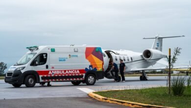 Imagen de un helicóptero de la flota aeronáutica provincial en un operativo de traslado aéreo de pacientes.