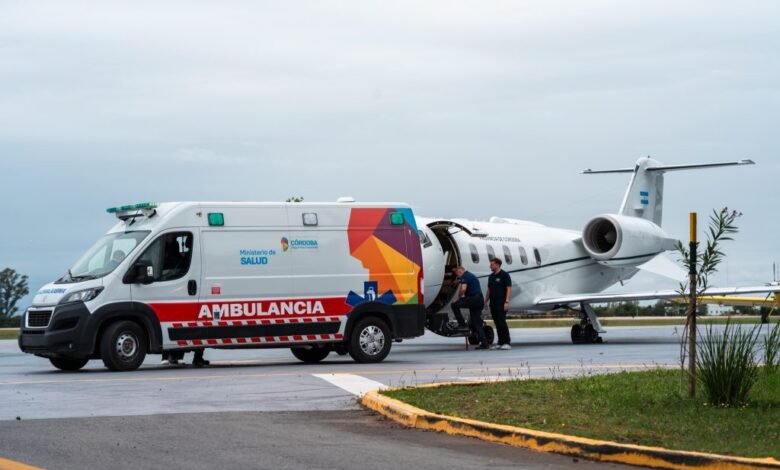 Imagen de un helicóptero de la flota aeronáutica provincial en un operativo de traslado aéreo de pacientes.