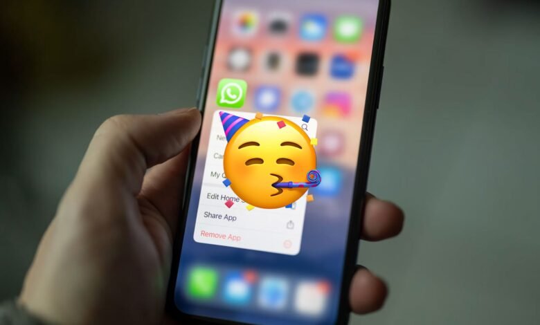 Imagen de los nuevos fondos animados de WhatsApp en una pantalla de iPhone