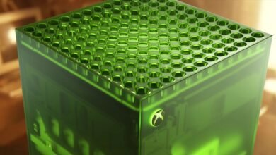 Xbox Series X edición 25 aniversario, consola transparente sobre fondo negro