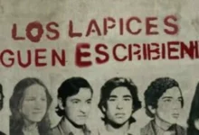 Manifestantes en la marcha por la Noche de los Lápices en Córdoba, con pancartas y banderas argentinas
