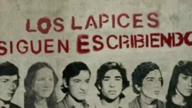 Manifestantes en la marcha por la Noche de los Lápices en Córdoba, con pancartas y banderas argentinas